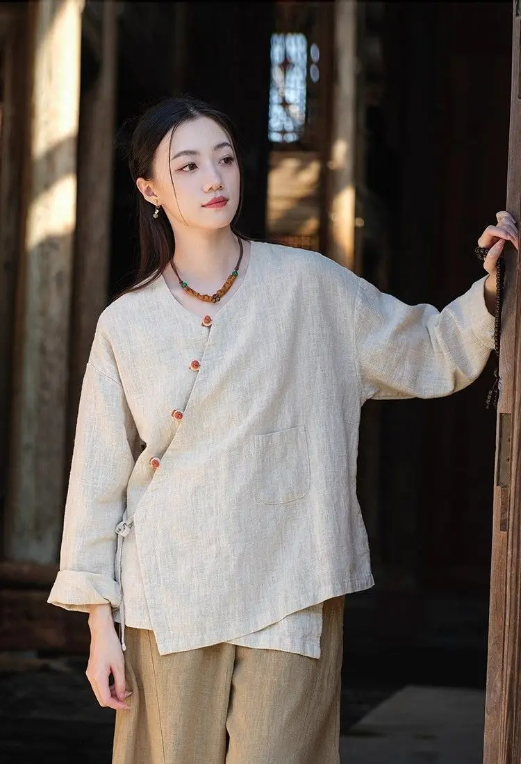 Neue chinesische Damenbekleidung: Locker geschnittenes Retro-Hemd mit schrägem Kragen, literarischer Retro-Cardigan aus Baumwolle und Leinen, Zen-Tea-Jacke – Detail 4
