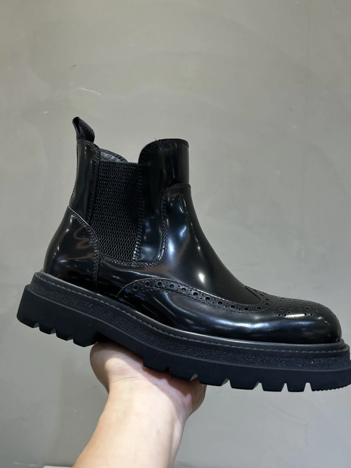 

Осенне-зимние новые кожаные мужские ботинки, модная повседневная официальная мужская обувь на толстой подошве в британском стиле с резной отделкой, ботинки