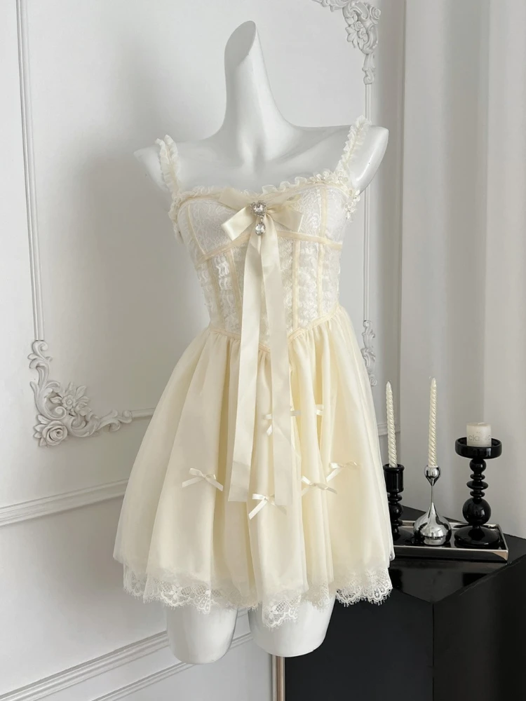 2025 الحلو موضة العاج الدانتيل لوليتا زلة فستان القوس حجر الراين تكدرت عالية الخصر فستان قصير للحفلات ملابس أنيقة غير رسمية