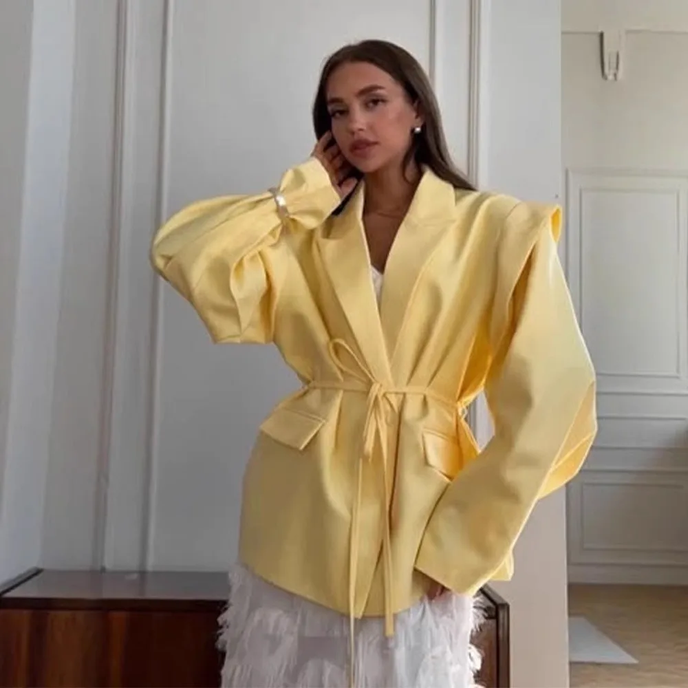 

Однотонная куртка с лацканами на шнуровке, женская мода, с v-образным вырезом, длинным рукавом, на талии, осеннее короткое пальто, новинка 2025 года, офисная женская шикарная верхняя одежда