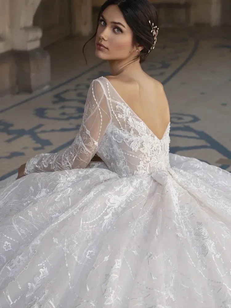 ชุดแต่งงานเจ้าหญิงสุดหรูแบบสั่งตัด คอวี แขนยาว ประดับลูกไม้ พร้อมชายกระโปรงยาวแบบคอร์ทเทรน ชุดเจ้าสาวเซ็กซี่ วีสติโด เดอ โนเวีย