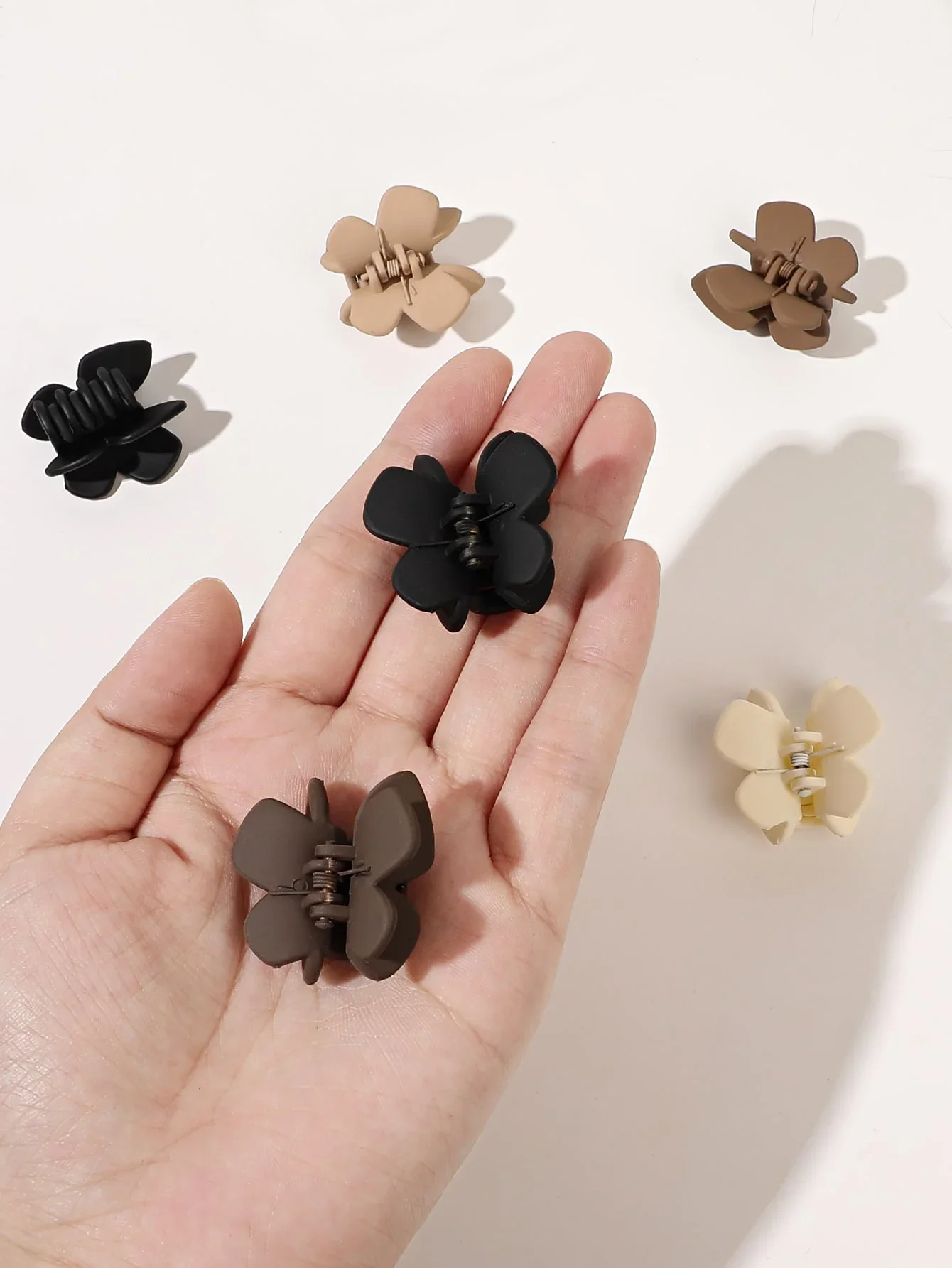 6 pezzi piccoli Mini clip artiglio a farfalla per donne ragazze, clip a ganasce antiscivolo per capelli sottili e spessi (Beige, kaki, marrone, nero)