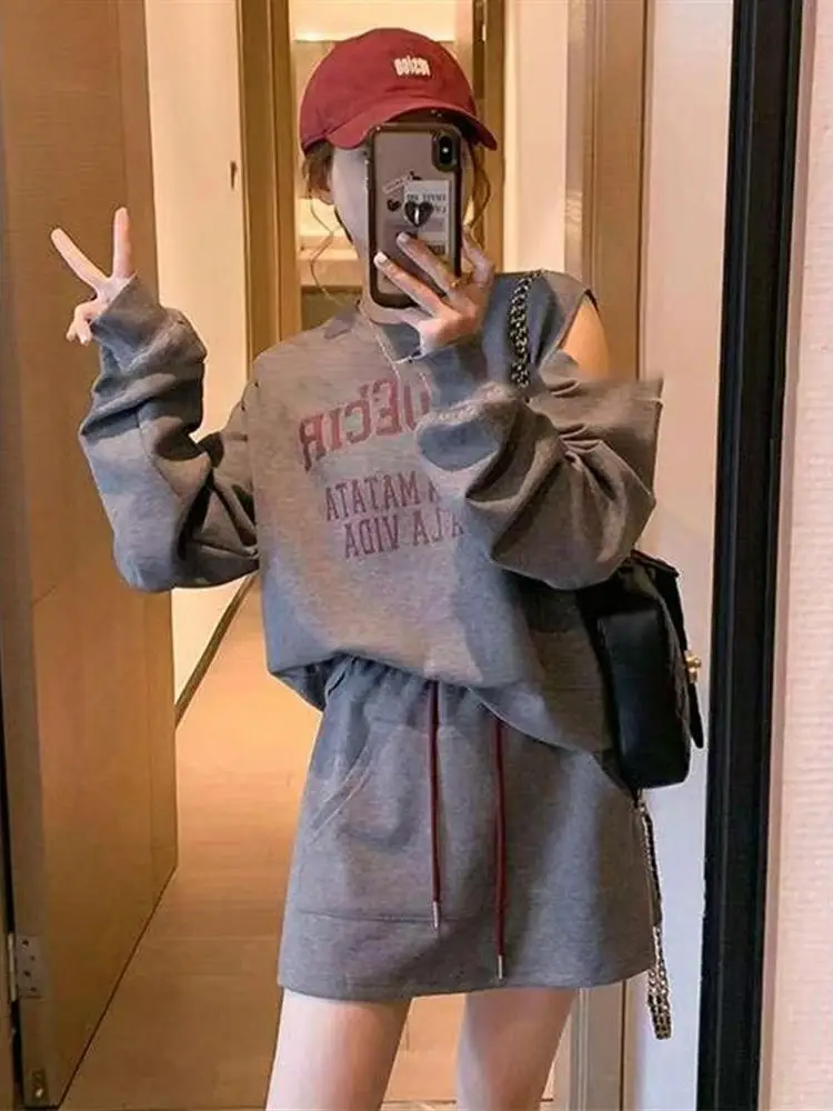 

Серый комплект из свитшота с открытыми плечами и брюк для женщин: повседневный спортивный костюм с высокой талией, визуально удлиняющий силуэт, осенняя коллекция