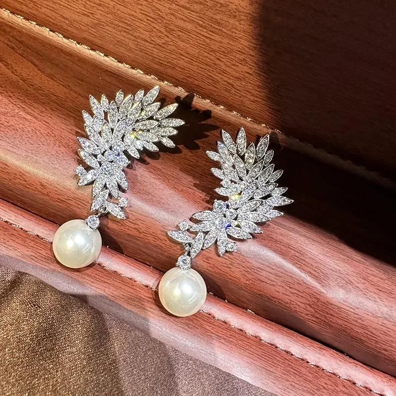 Huitan Moderne Charms-Tropfenohrringe mit Imitationsperle, luxuriöser funkelnder Ehering-Schmuck, Damenmode, exquisite Accessoires