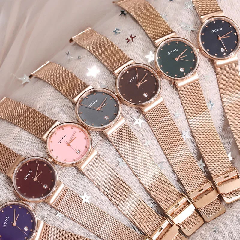 ساعة نسائية جديدة أنيقة وعصرية مع سوار فولاذي مقاوم للصدأ بتصميم بسيط ومينا مرصعة بالألماس. هدية مثالية للنساء.