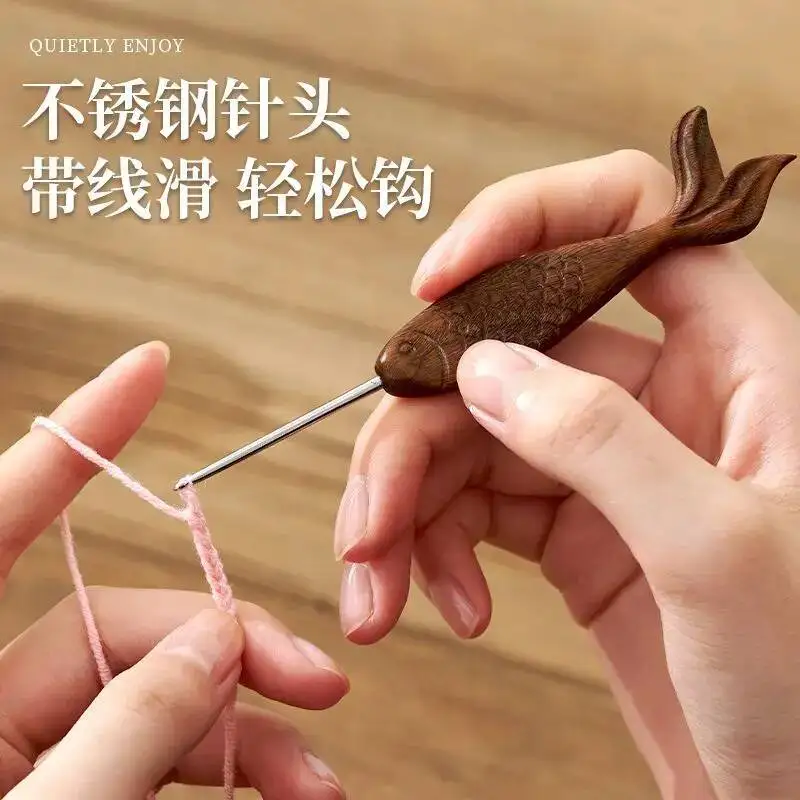 

Green Goldfish Sandalwood Handle Crochet Hook Polished Stainless Steel Needle Doll Hat Weaving Tool