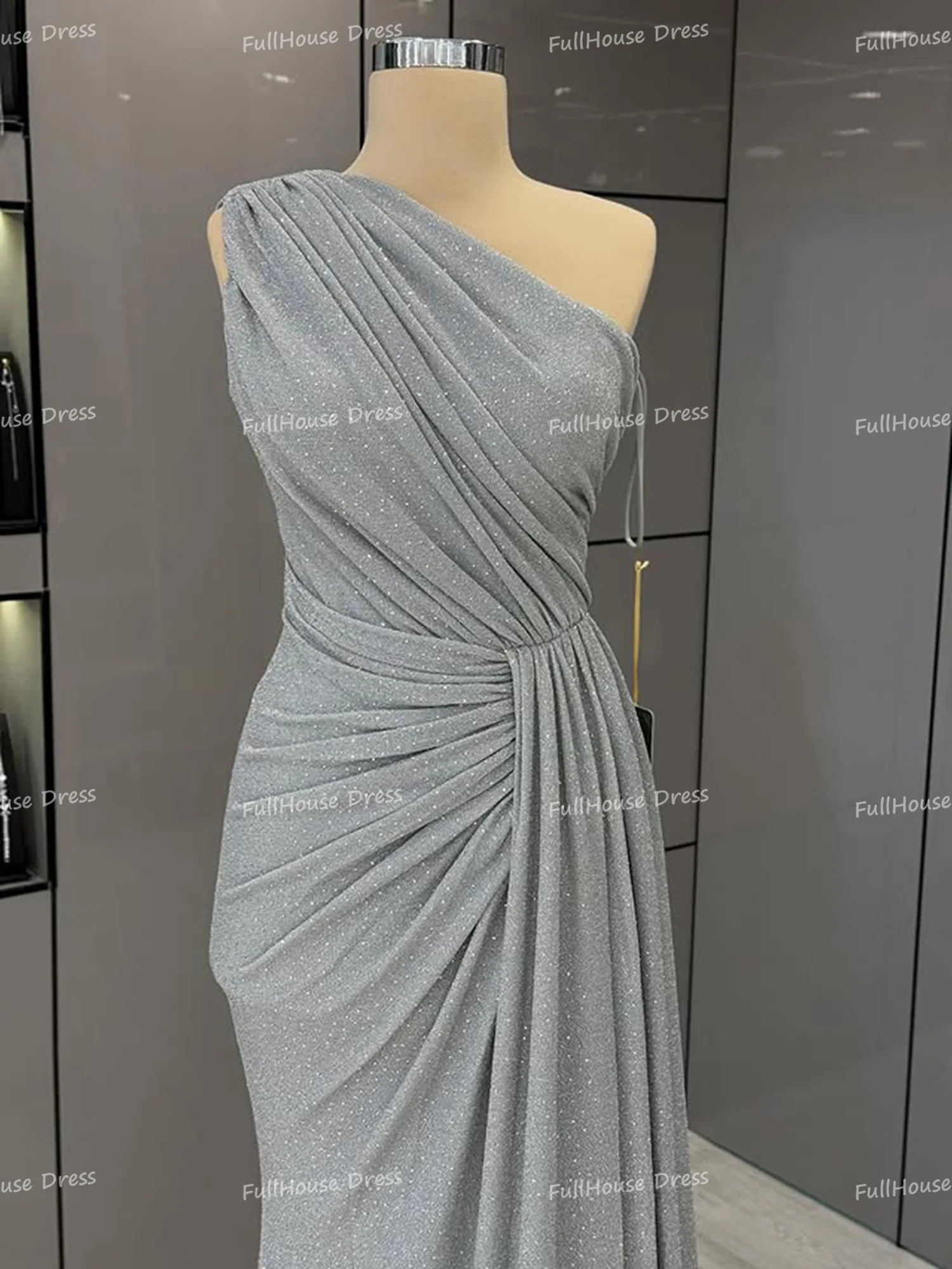 Maßgeschneidertes muslimisches, schulterfreies, plissiertes, sexy Etuikleid mit rückenfreien Pailletten, glänzendem, seitlich geschlitztem Saudi-Arabien-Kleid mit Schleppe