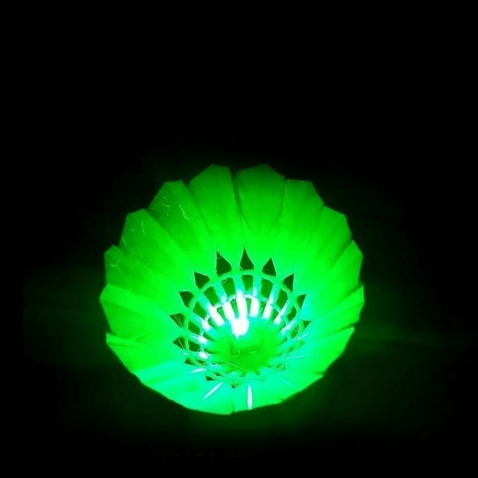 4 pezzi Dark Night Glow Colorful LED volani piuma d'oca volano illuminazione a LED palla da Badminton accessori per sport all'aria aperta