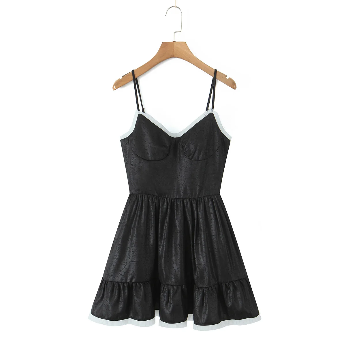 فستان قصير مثير من الساتان الأسود موديل 2025 فستان نسائي قصير بآذان خشبية مقسمة على شكل حرف V بحاشية منخفضة الصدر فساتين حفلات متأرجحة رداء