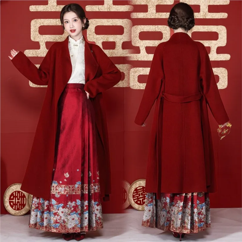 

Красное пальто – это повседневная шерсть, которую можно носить при тост.