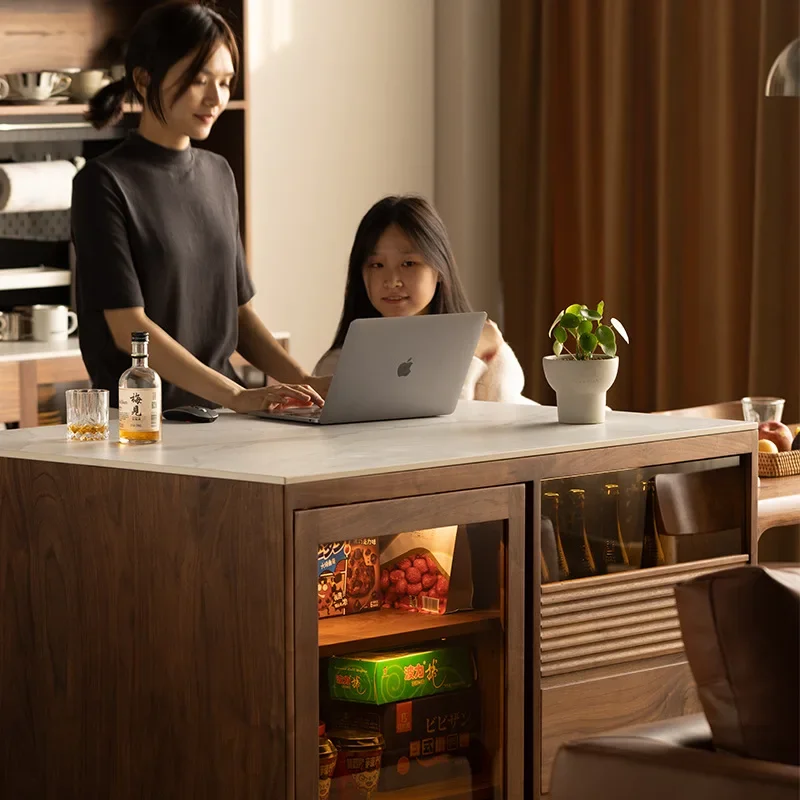 بار جزيرة الجوز الأسود في أمريكا الشمالية، مطبخ من الخشب الصلب، طاولة طهي، خزانة جانبية لتناول الطعام من البلاط الصخري