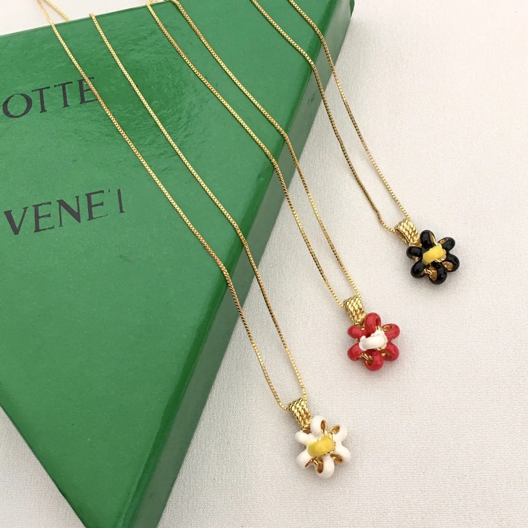 New enamel flower necklace with feminine charm, sweet and long drawstring sweater chain, colorful color blocked necklace