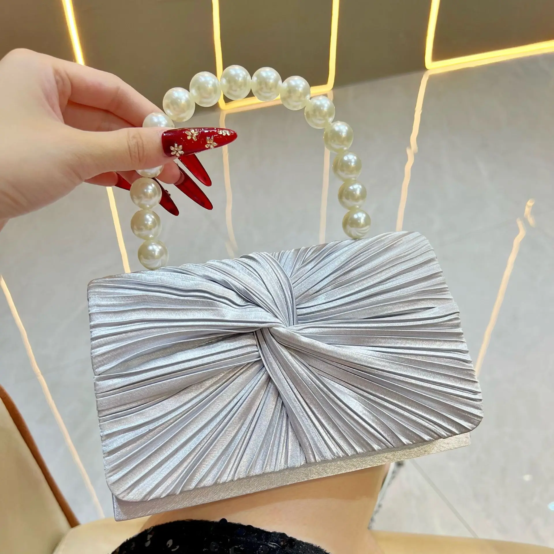 Women's Luxury Sweet Pleated Evening Bag Fashionable Pearl Handle Banquet Handbag Wedding Party Dress Bridal Dinner Clutches Bag