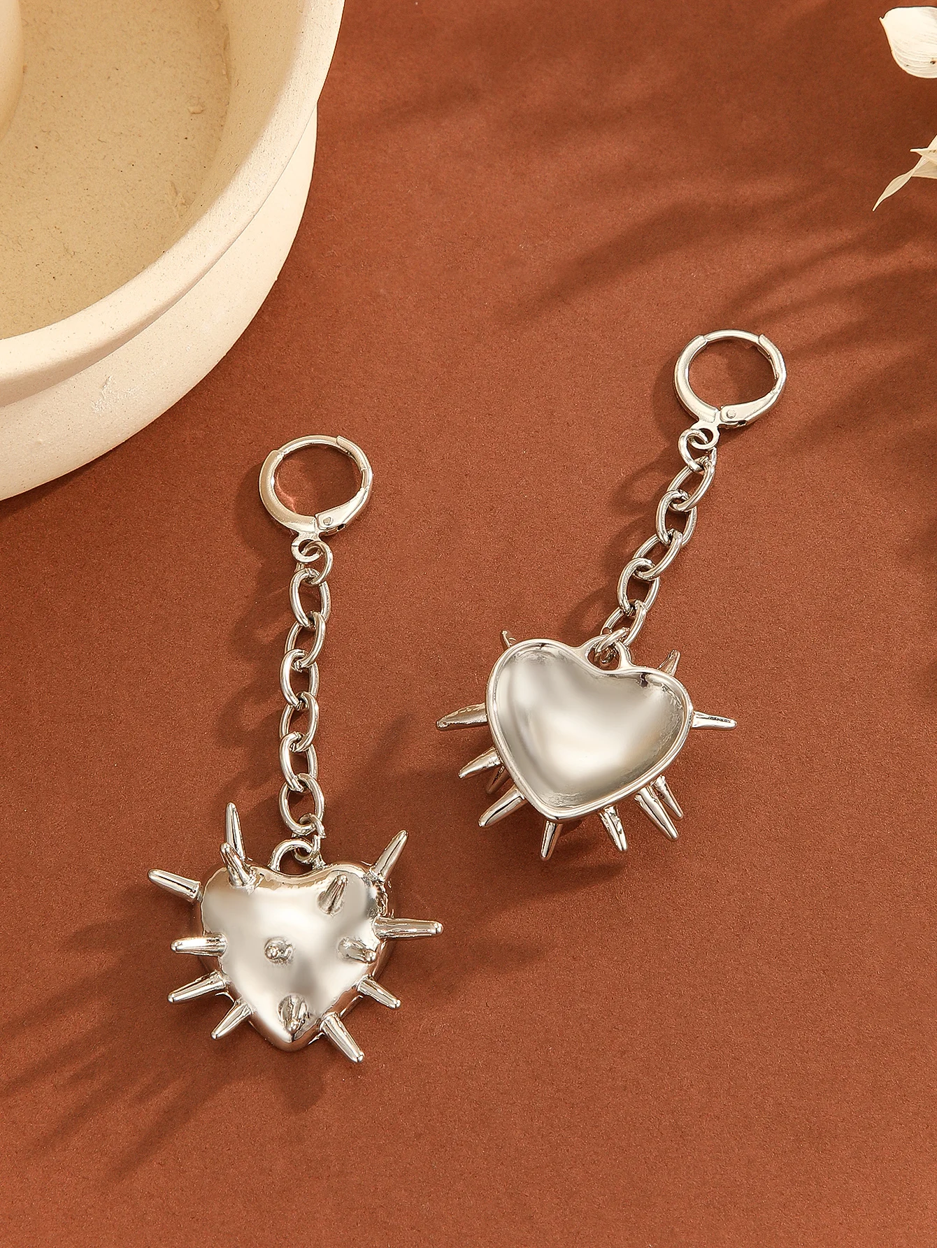 2pcs Vintage Hollow Out Heart Thorns Spike Chain Geomrtry Gothic Fashion Alloy Silver Color Earring Pendant Woman Party Gift