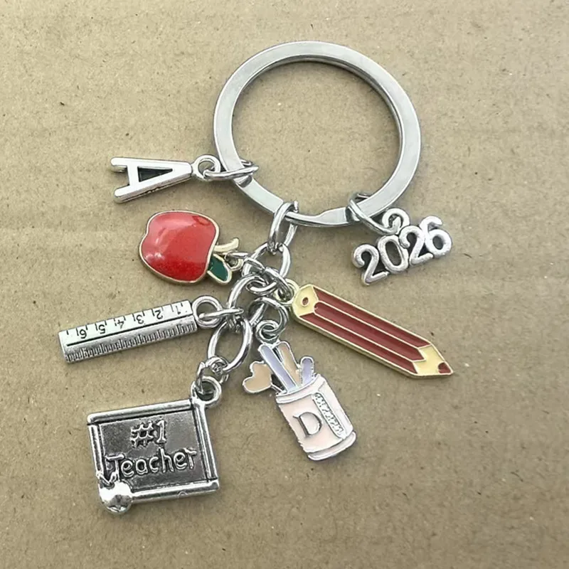 2026 Nueva letra A-Z Llavero de regalo del día del maestro El mejor regalo del maestro Llavero de coche hueco Colgante Joyería para hombres y mujeres.