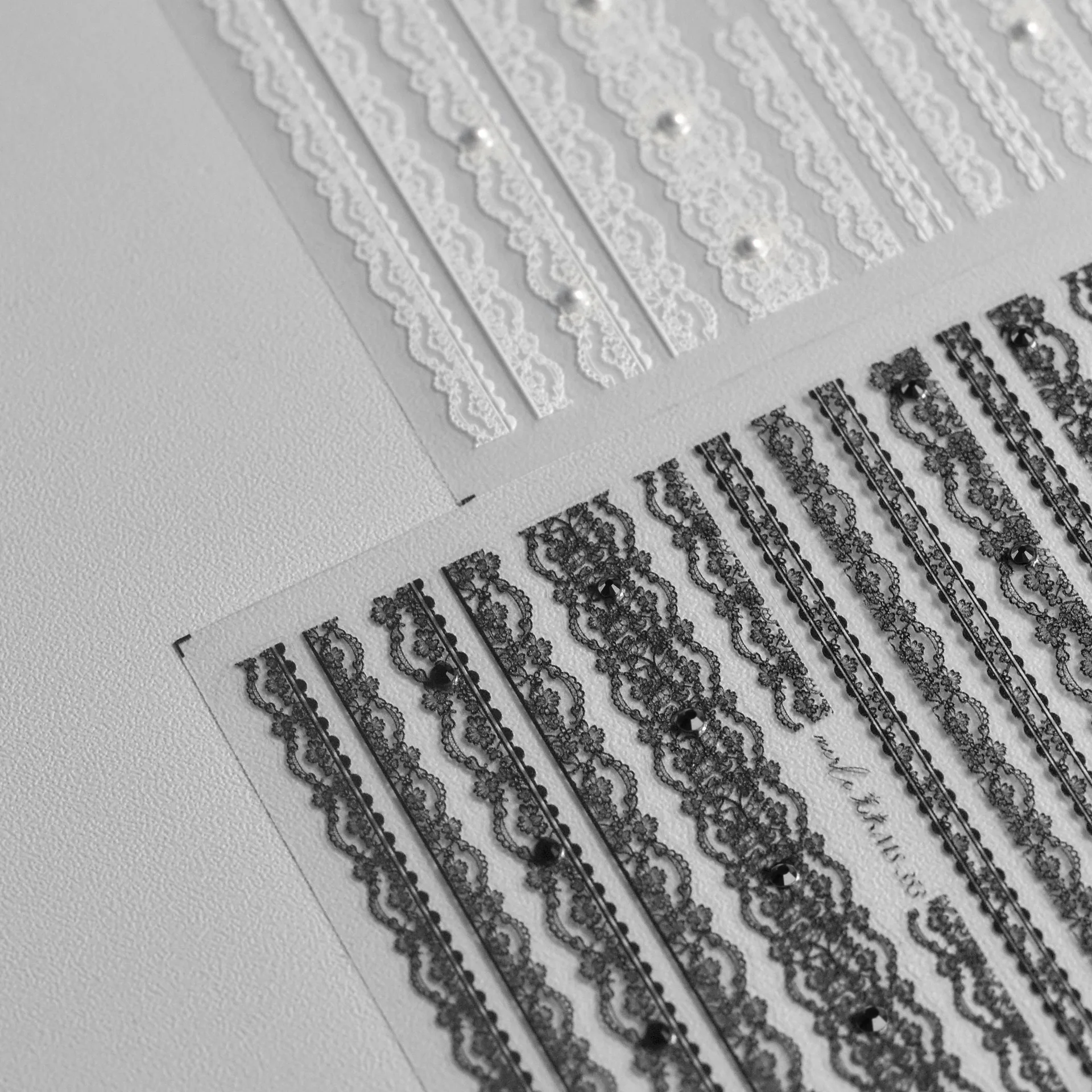 5d Relief fein gefertigt weiß schwarz rosa Gitter Spitze Streifen Liebe Bogen Kleber Nail Art Aufkleber Aufkleber Maniküre Schönheit Charms