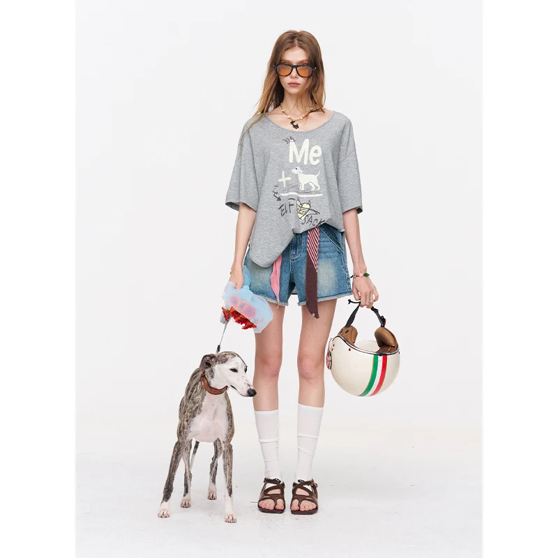 ELFSACK Sparkly Silver Knit V-Neck T-Shirt, Fun Dog Print Irregular Hem Tee, Casual Loose Top for Women