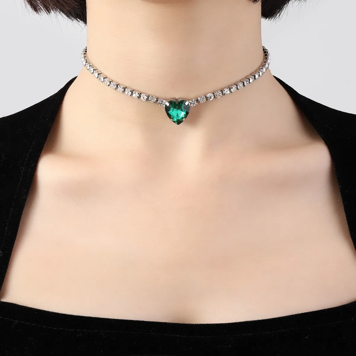 Vintage Fashion Green Crystal Heart Necklace For Women Jewelry 2025 Trending New Luxury Women's Wedding Dress Choker Necklaces