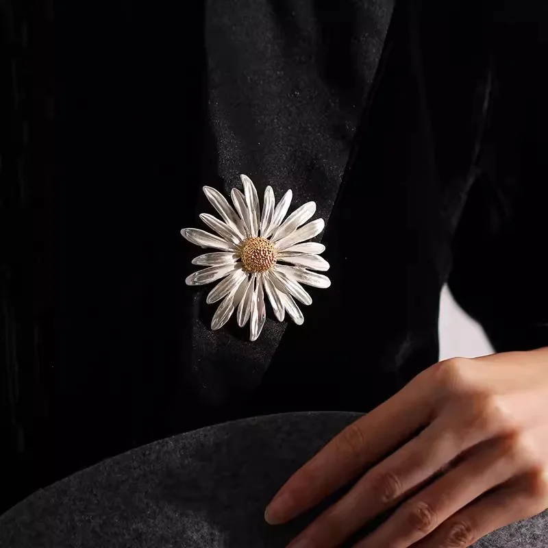 Classic Silver Color Daisy Flower Pin Brooch for Winter Sweater T-shirt Accessories Women Jewelry