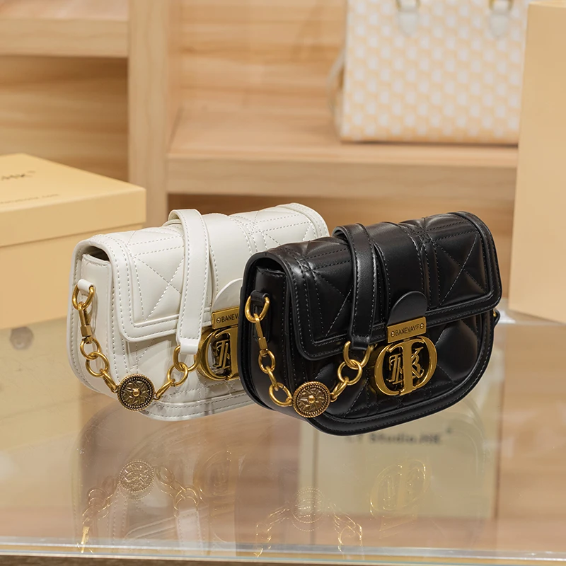 2024 New Fashion and Popular Handheld Chain Leather Saddle Bag Women\'s Luxury and Top Shoulder Crossbody Bag with Delicate Metal