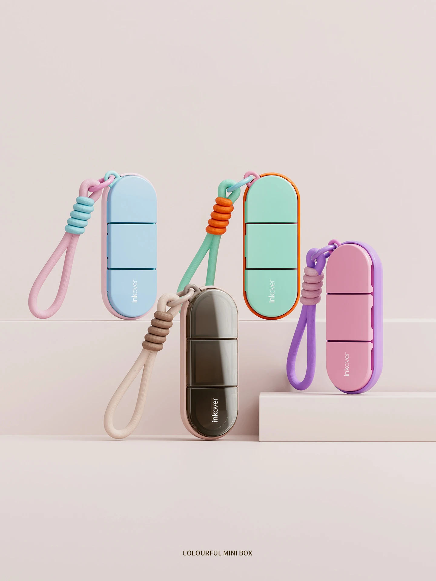 

Портативный футляр для таблеток на шнурке с 3 отделениями и силиконовыми уплотнителями для защиты от воды и влаги; отдельные отсеки для таблеток.