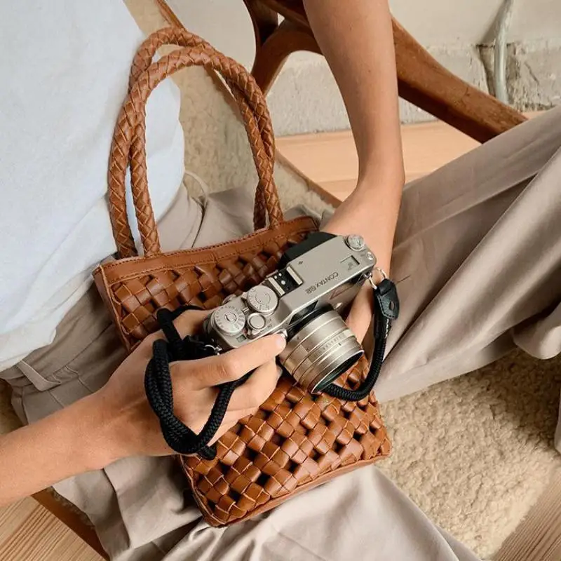 Light Luxury And Fashionable New French Woven Hollow Bucket Shaped Handbag, Retro Fashion, High-end And Personalized Women's Bag