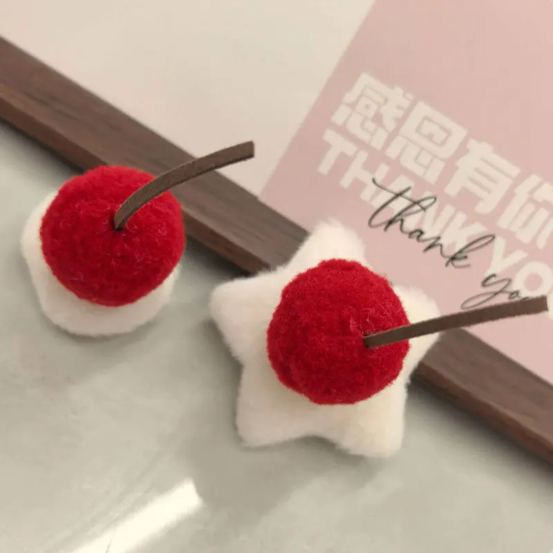 30 Stück selbstklebende Plüschstoff-Accessoires, Baby-Kirsch-Kuchen-Applikationen in Rot für Hüte, Taschen, Kleidung, Materialien, Aufnäher – Detail 2