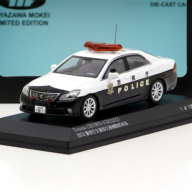 Diecast 1:43 Scale Toyota Crown GRS202 2013 2011 Simulation Alloy Car Model Static Display Collectible Gift Souvenir Decoration