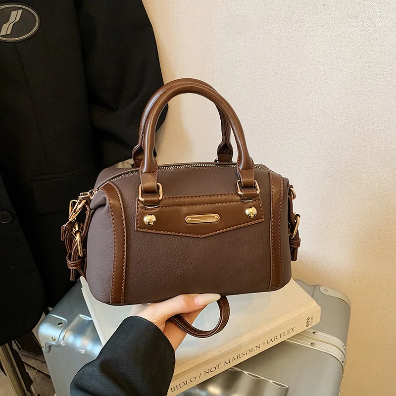 

2026 New Niche Solid Color Design Trendy Rivet Bag Retro Shoulder Messenger Bag Contrasting Handbag