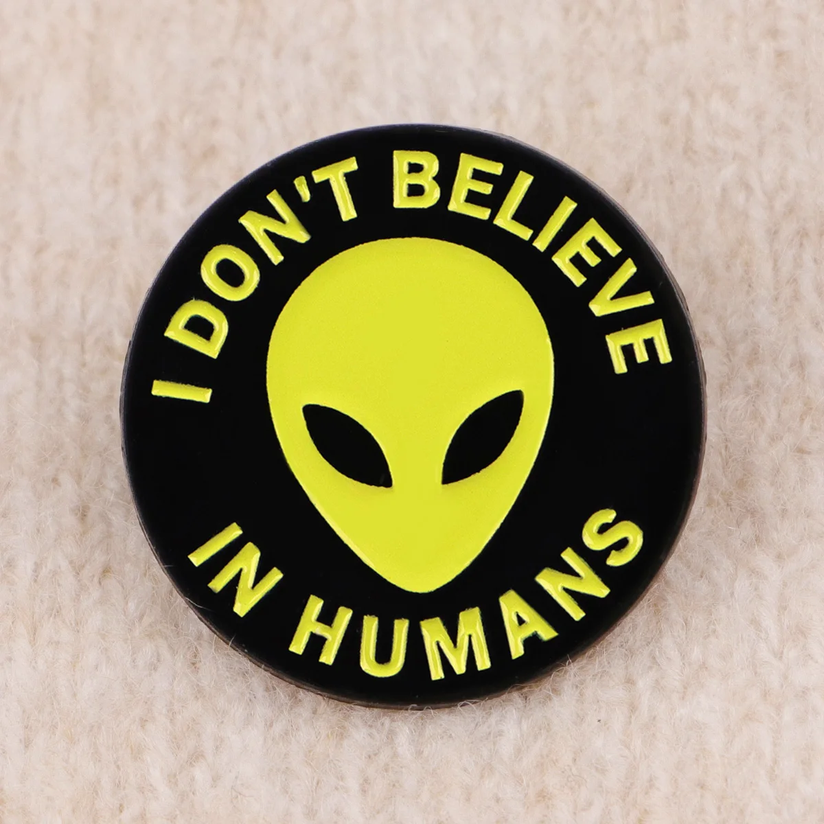 لطيف الغريبة المينا دبوس UFO مخلوق الفضاء مضحك دبابيس على الملابس شارة حقيبة التلبيب امرأة الرجال زي مجوهرات هدية للأصدقاء