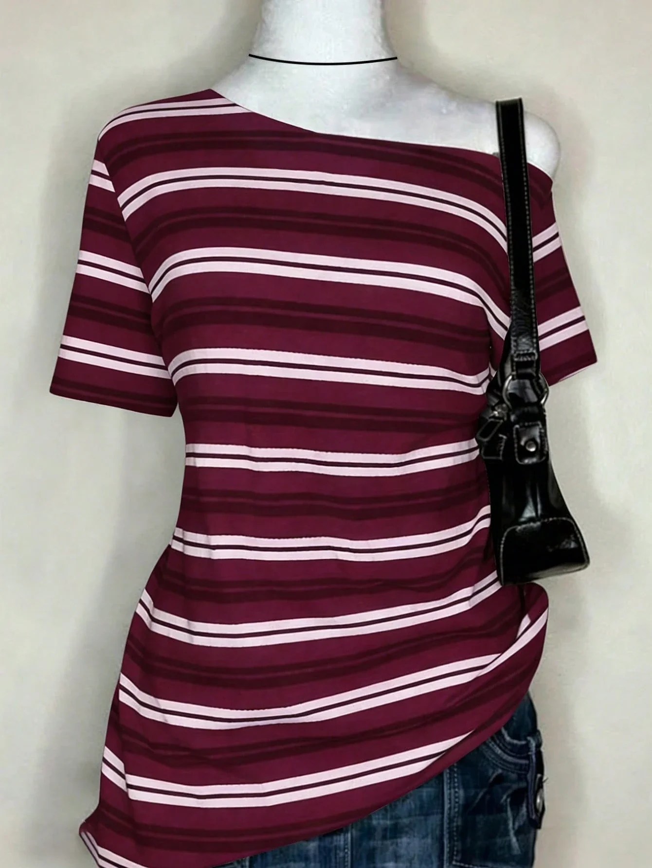 

Повседневная женская футболка в полоску с открытыми плечами на лето