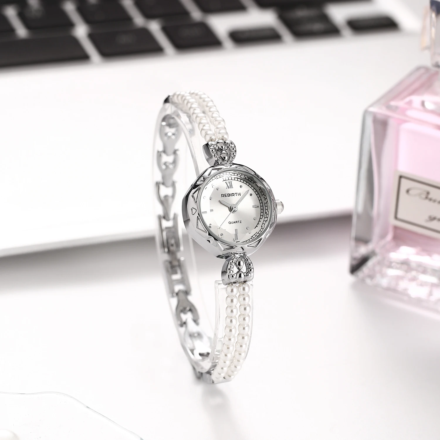 Casual and Fashionable Pearl Bracelet Quartz Watch