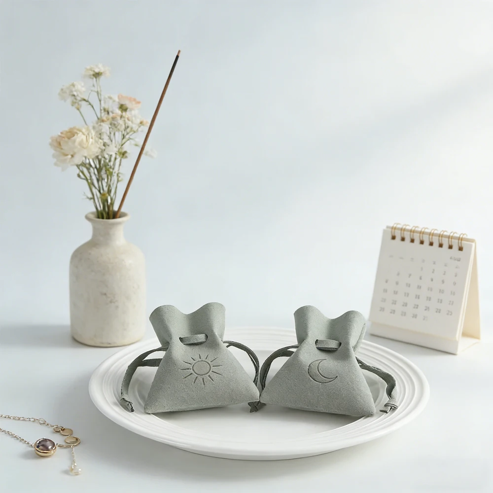 

100 шт. персонализированных очаровательных мешочков на шнурке из микрофибры, бархатных замшевых органайзеров для украшений, подарочных мешочков для ожерелий и серег