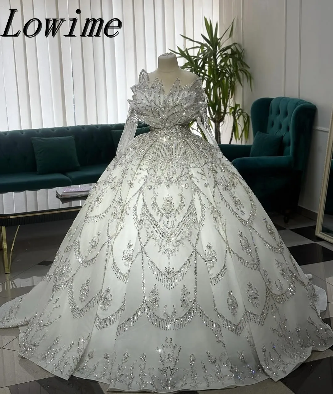 Abiti da sposa di lusso con abito da ballo con spalle scoperte Abito da sposa con foglie di perline Abito da sposa elegante con strascico con paillettes personalizzato