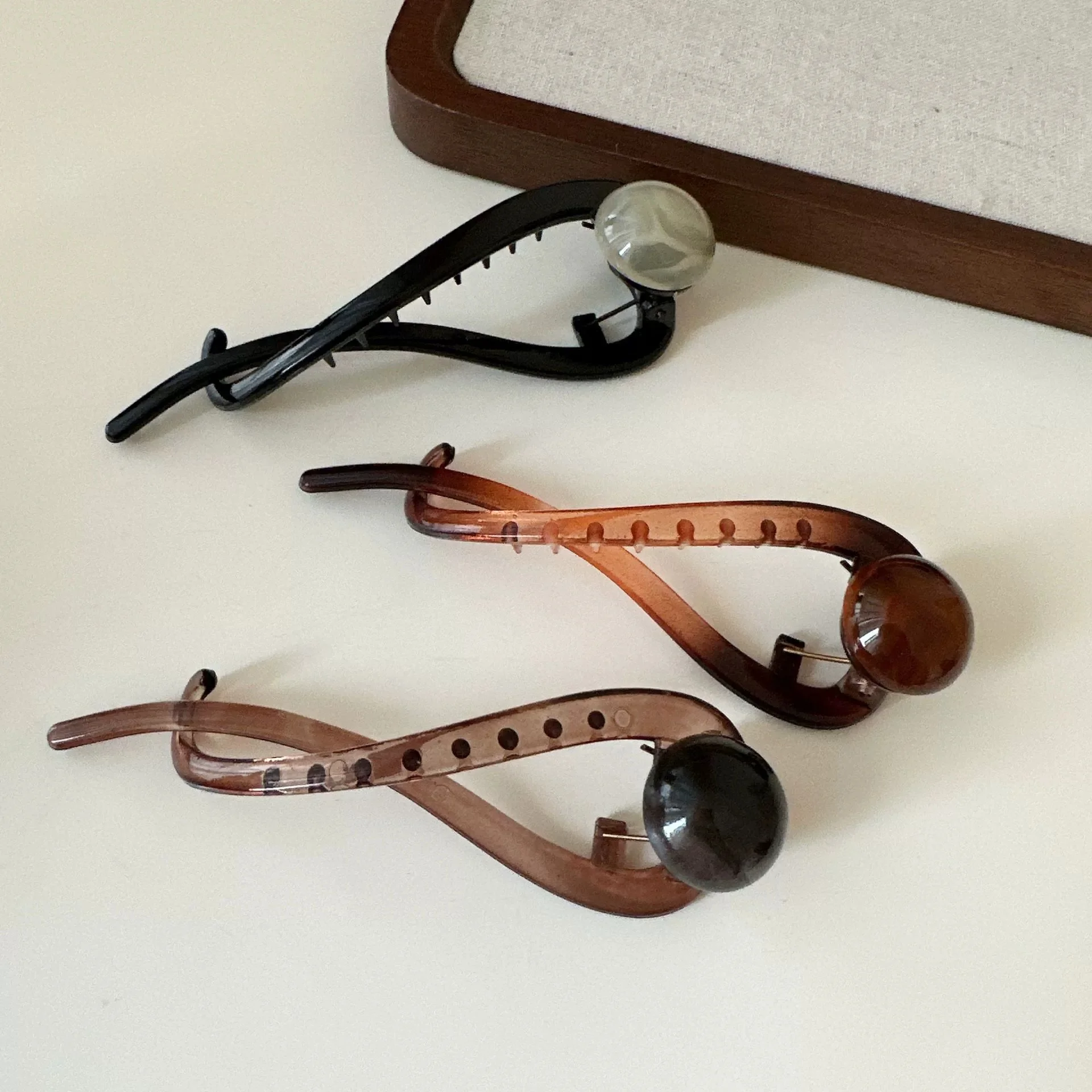 1 Stück elegante französische Vintage-Haarspange für Damen, Kopfbedeckung, kaffeefarbenes Perlen-Design, Hai-Clip, perfekt für lässige Alltagskleidung – Detail 4
