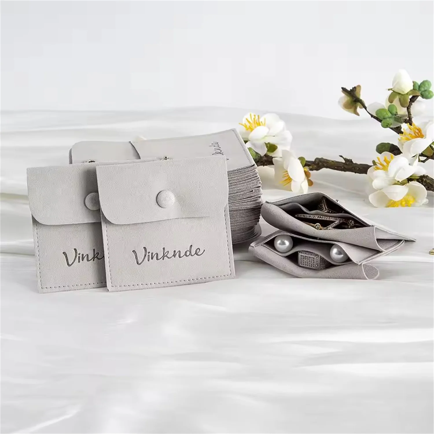 Pochettes à bijoux de luxe en daim microfibre, Logo personnalisé en vrac 7x7cm, avec compartiment à boutons à rabat, pochettes pour bagues, boucles d'oreilles et colliers