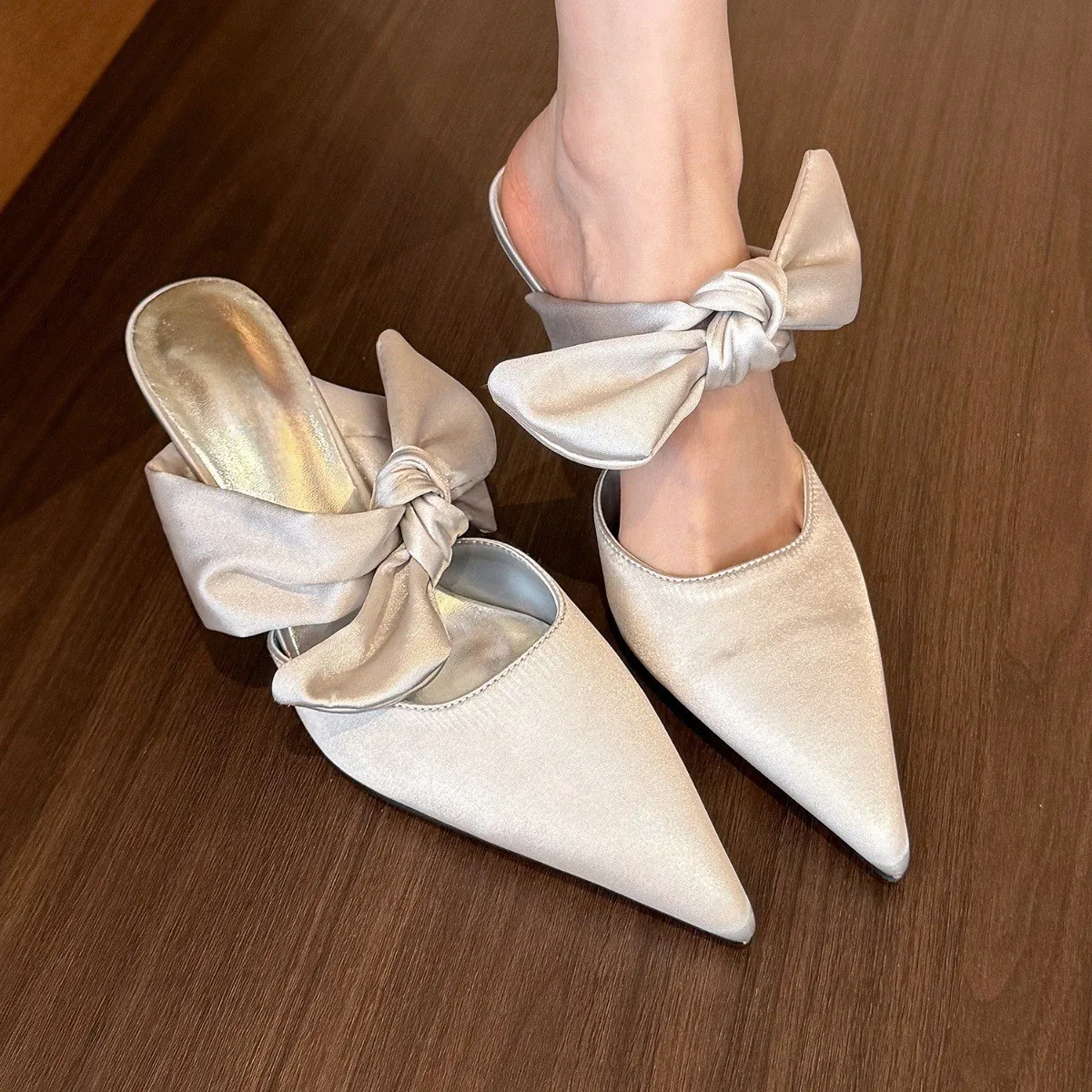 حذاء نسائي أنيق مدبب - حذاء بمقدمة كبيرة مع فيونكة كبيرة - مثالي للمناسبات الرسمية والشبه