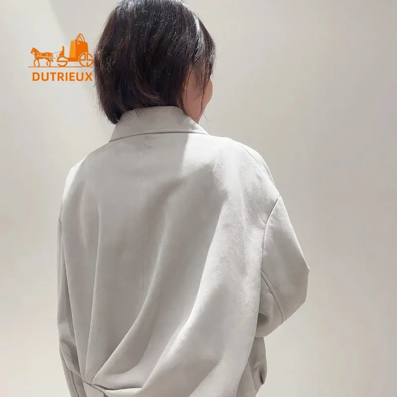 2025 Nuova moda invernale con risvolto sul retro con giacca in pelle drappeggiata raccolta a mano, giacca in pelle pesante da donna in pelle di agnello scamosciata al 100%