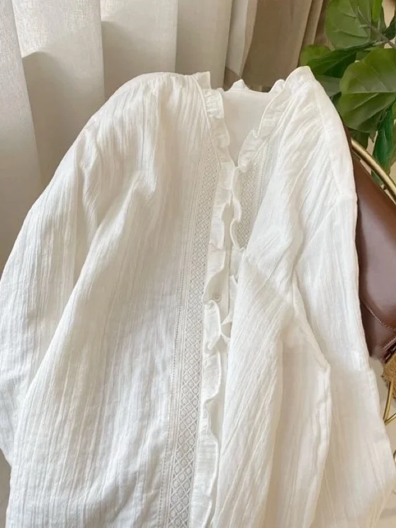 

Elegant Island Style Women's Shirt with Lace Collar And Long Sleeves Embroidered Early Spring Design Wood Grain