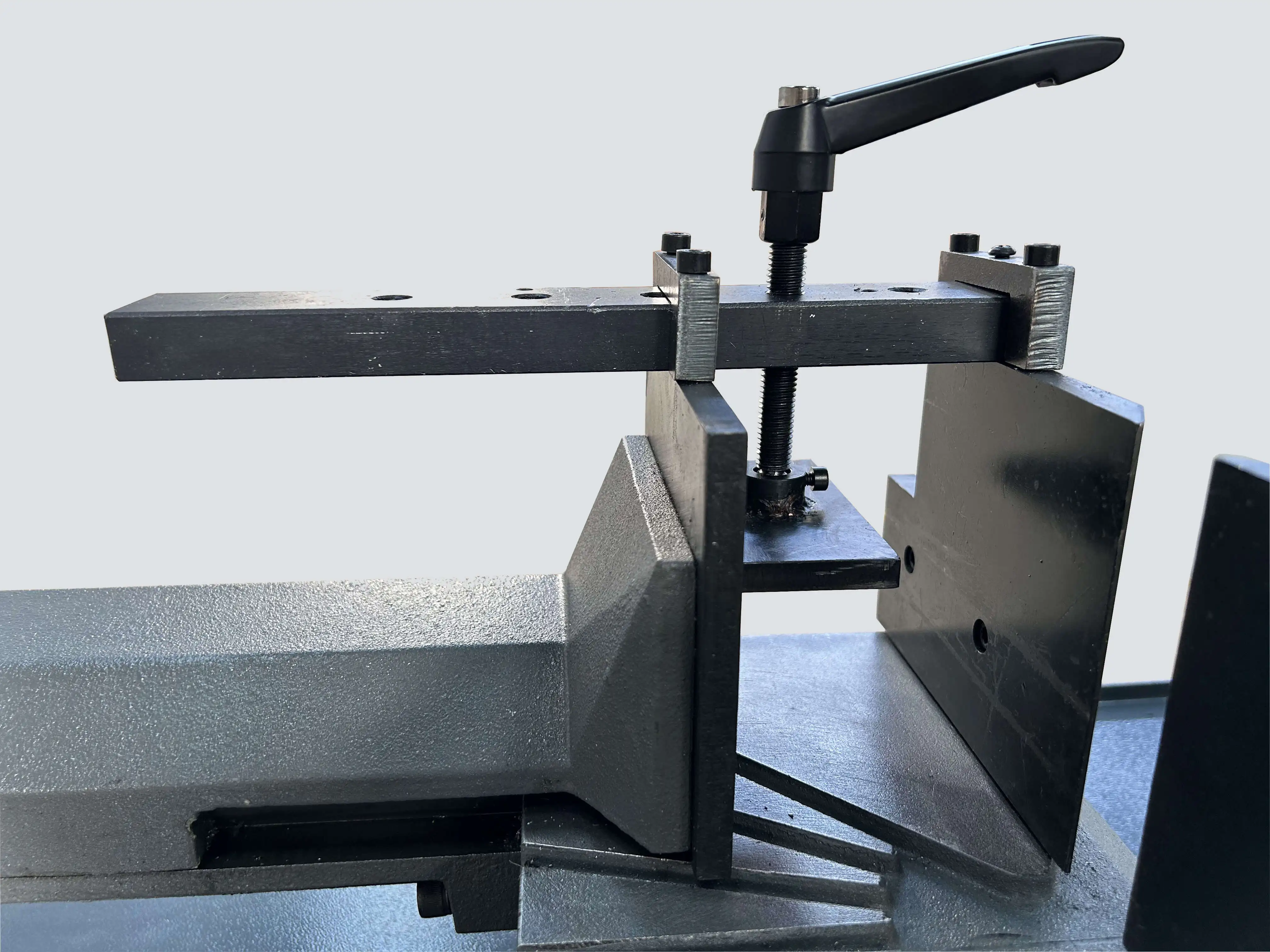Sierra de cinta de metal semiautomática MBS 320 SA para acero y metales no ferrosos con sujeción, control de velocidad de hoja de ángulos ajustables
