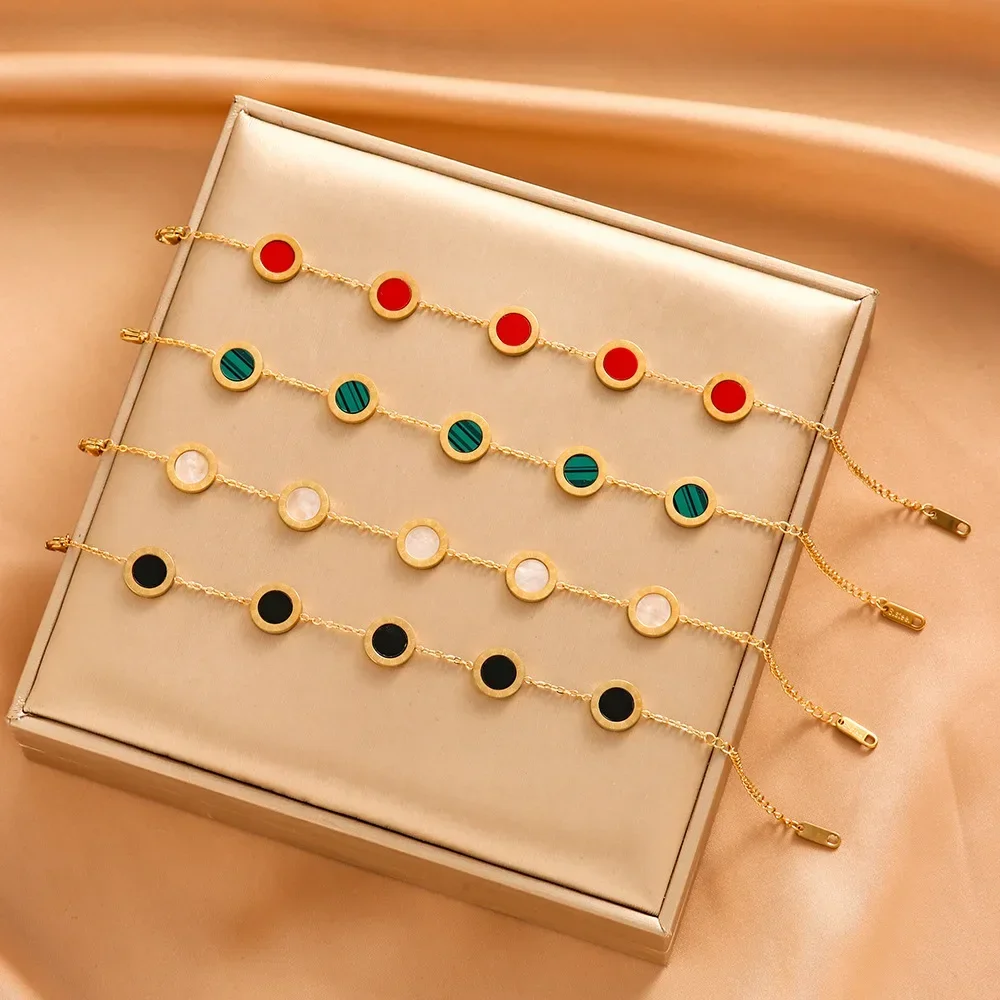 This multi-colored, fashionable, elegant and niche round letter bracelet is suitable for girls