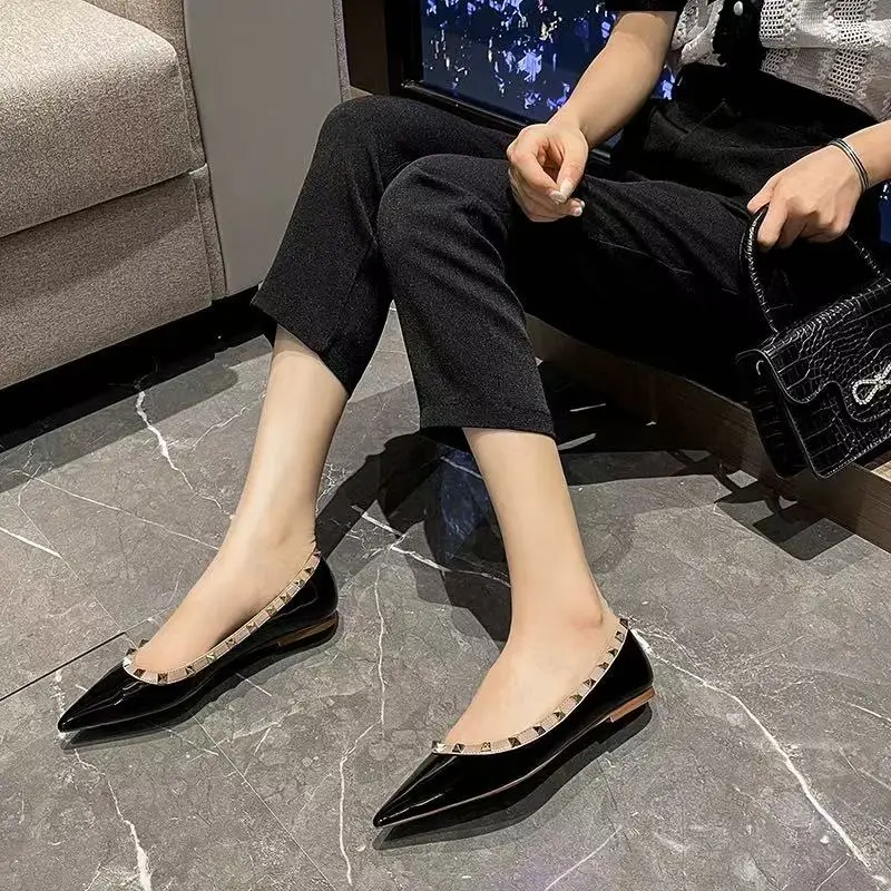 Nuevos Zapatos Planos de Mujer 2025, Primavera Verano, con Remaches, de Charol, Suela Blanda, Tipo Náutico, Punta Fina, Calza...