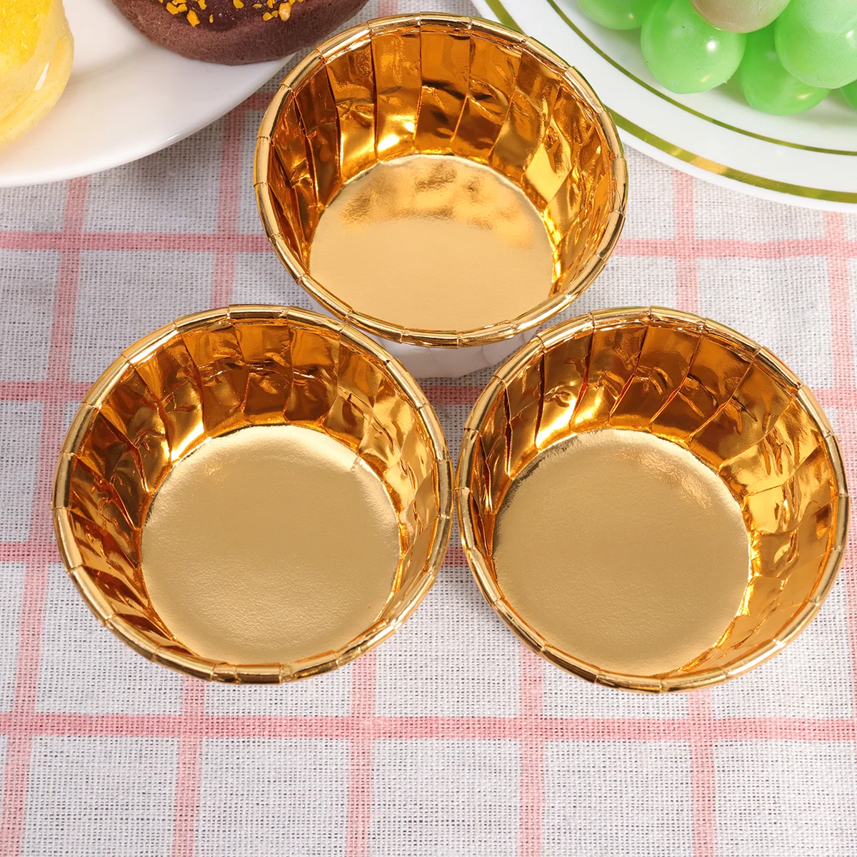 100 قطعة أكواب كعكة للاستعمال مرة واحدة مع حافة مجعدة مقاومة للحرارة بطانات الخبز الكعك لحفلات الزفاف أطباق الحلوى من رقائق القصدير