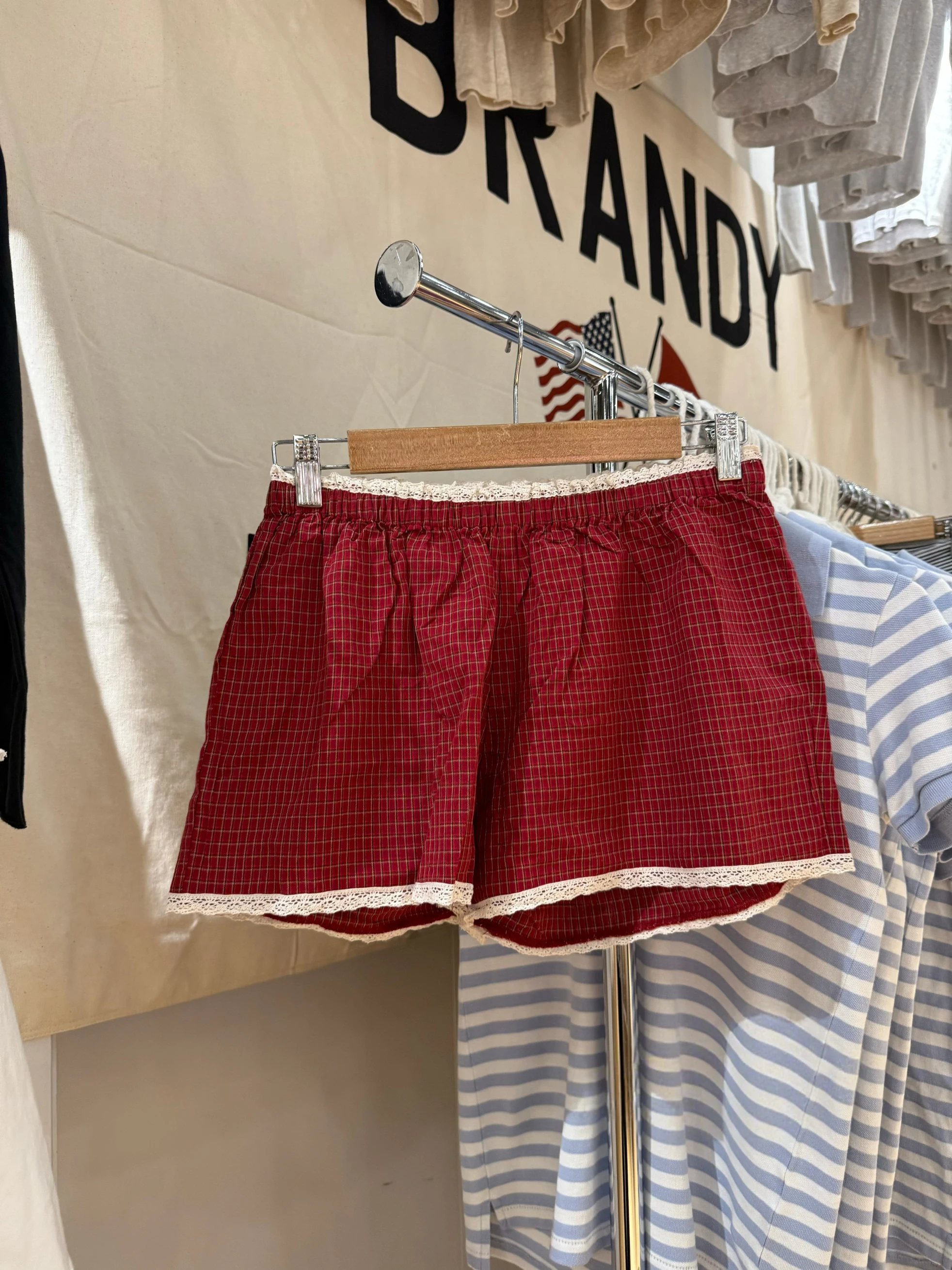 Set Celana Pendek Tank Ruffle Kotak-kotak Merah Kamisol Ramping Lipat Leher V Wanita + Celana Pendek Keringat Longgar Pakaian 2 Potong Rumah Antik Manis Lucu Baru