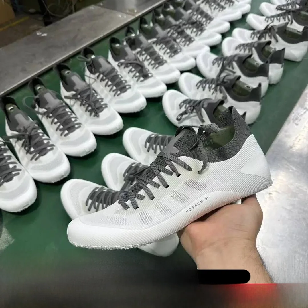 

Lightweight Outdoor Sports Running Shoes Unisex Hiking Shoes Breathable Mesh Upper Seamless Glueless for Men And Women