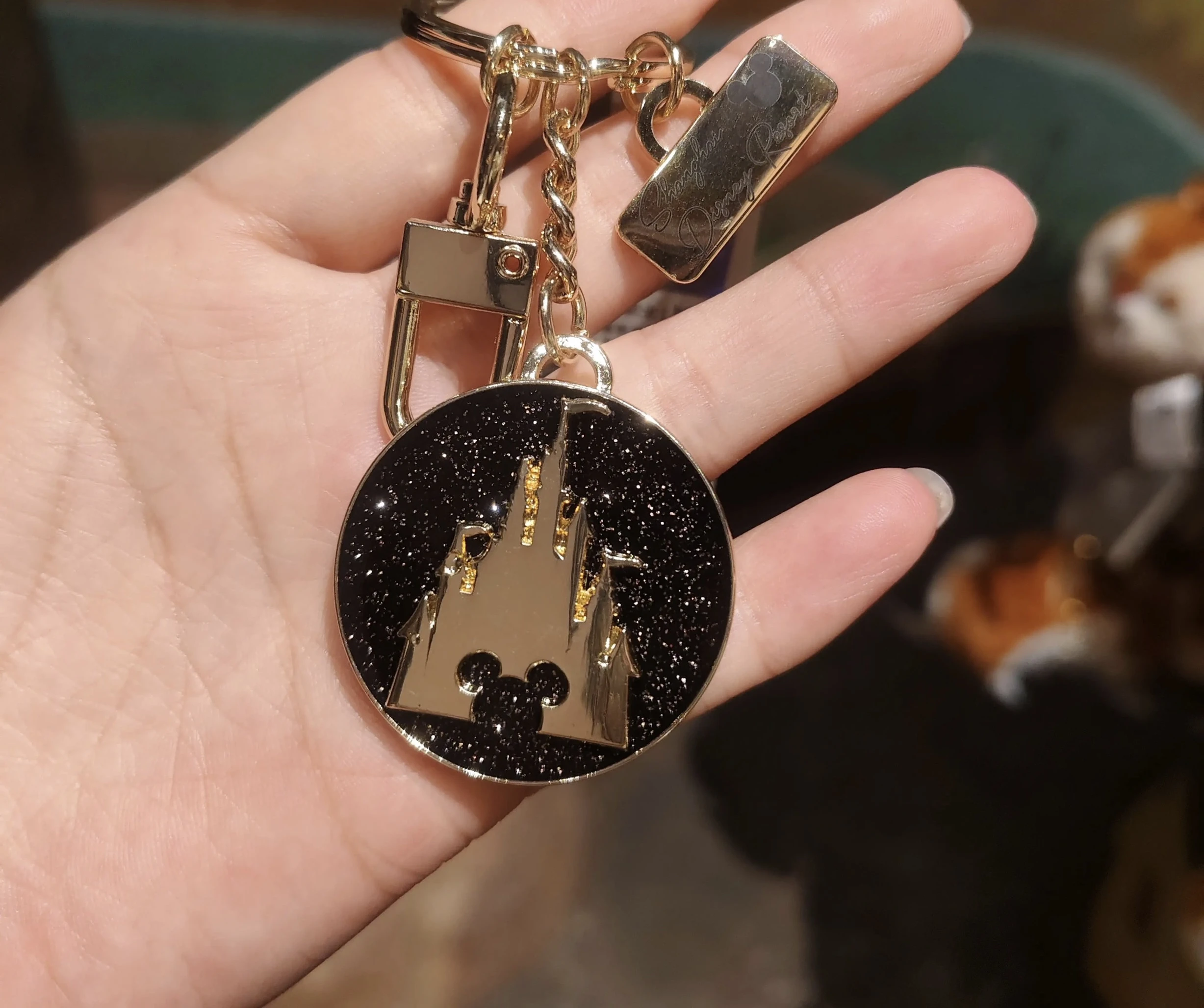 

Shanghai Disney Rotatable Keychain Starry Sky Mickey Castle Design Souvenir Genuine Birthday Gift