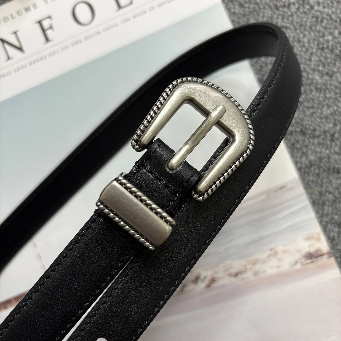 古代銀針バックル付き本革スリム装飾ベルト-ブラックカーフスキンカジュアルベルト-レディース用
