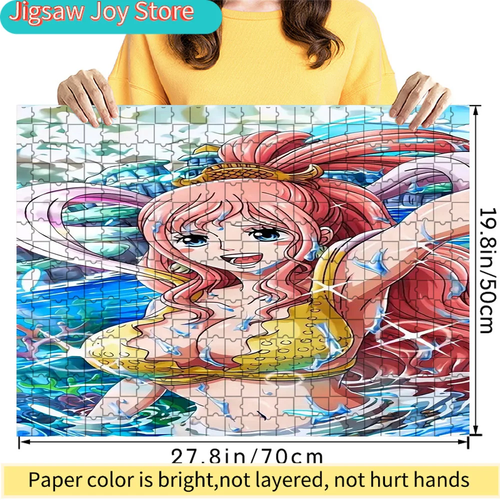 

Пазл из бумаги с изображением Ширахоси из One Piece: длинные розовые волосы, золотая рыбка, головной убор, желтый верх, брызги воды, подводная сцена