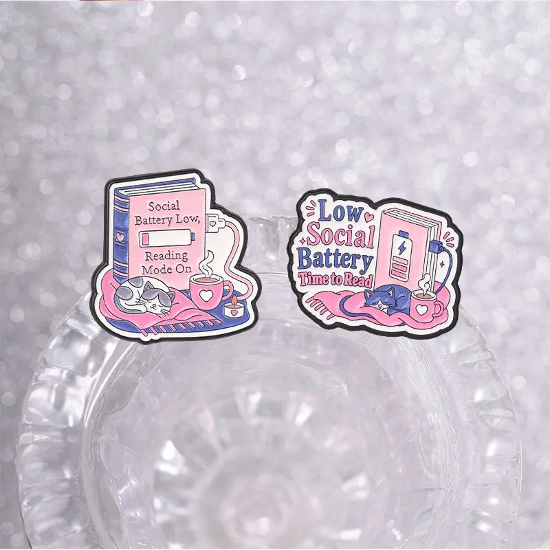 Social Battery Emaille-Abzeichen Buch Katze Kaffee Rosa Cartoon-Pins Gemütliche Introvertierter-Zitat-Broschen Anstecknadel-Set Schmuckgeschenke – Detail 5