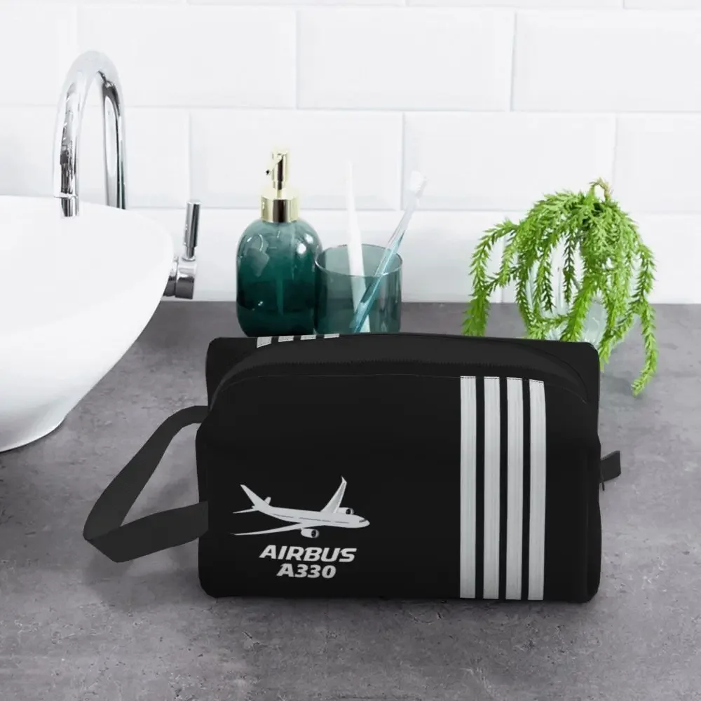 

2025 New style Custom Born To Fly Captain Stripes Flight Pilot Toiletry Bag Aviation Aviator Airplane Makeup Cosmetic Storage Do